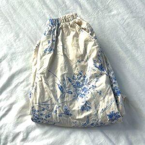 Adorable girls cream and white Zara parachute pants 🦢🩵